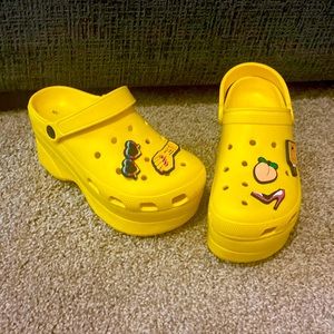 Cute wedged crocs 💛